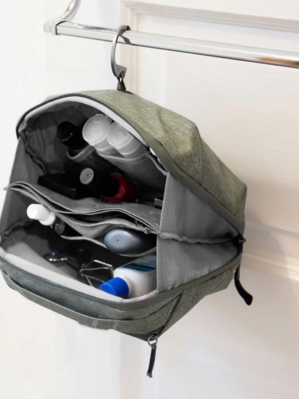 *New without tags* Peak design Travel Toiletry Dopp Kit in Olive Green - Picture 10 of 11